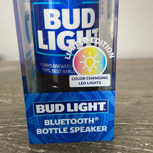 BUD LIGHT Bluetooth Bottle Speaker limited edition with color changing lights - Picture 2 of 4